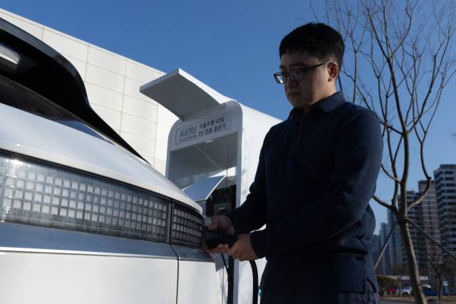 광주광역시 남구 한국전기연구원 스마트그리드연구본부에서 연구원이 자율주행 V2G 전기차 전용 충전기 시설을 점검하고 있다. 사진 제공=한국전기연구원