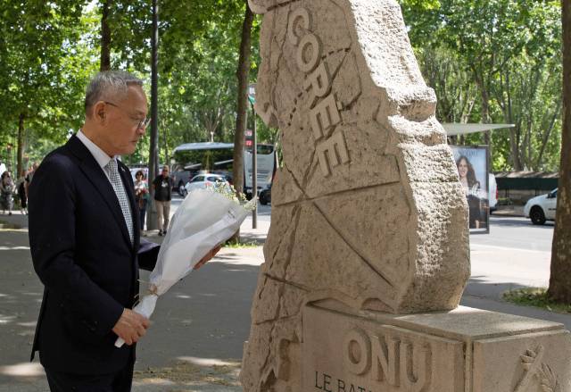 유인촌 문화체육관광부 장관이 20일(현지 시간) 프랑스 파리 퐁 마리 공원 프랑스군 대대 한국전쟁 참전비에 헌화하고 있다. 사진 제공=문체부