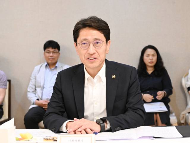 김윤상 기획재정부 2차관이 21일 정부서울청사에서 열린 비축전문위원회를 주재하고 있다. 사진 제공=기재부