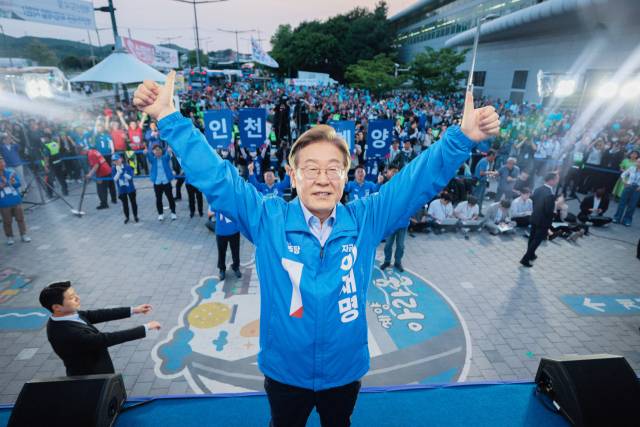 이재명 더불어민주당 대선 후보가 21일 자신의 지역구인 인천 계양구 계양역에서 지지를 호소하고 있다. 인천=오승현 기자 2025.05.21