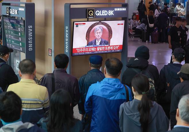 5월1일 서울역 대합실에 설치된 텔레비전에서 이재명 더불어민주당 대선후보의 공직선거법 위반 혐의 사건에 대한 대법원 판결 생중계가 나오고 있다. ⓒ연합뉴스