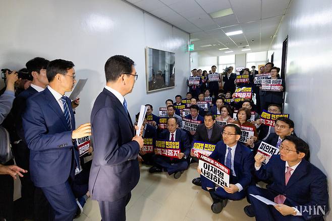 5월7일 국민의힘 의원들이 피켓 시위를 벌이는 가운데, 국회 행정안전위원회는 더불어민주당 주도로 허위사실 공표죄에서 ‘행위’를 삭제하는 내용의 공직선거법 개정안을 통과시켰다. ⓒ시사IN 신선영