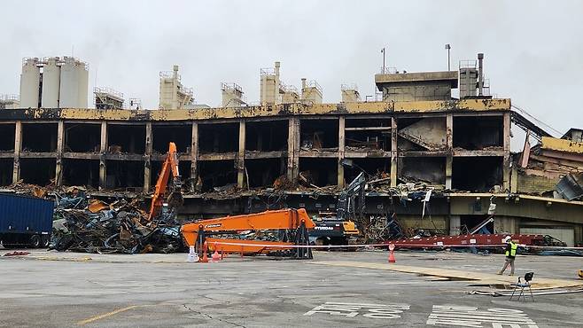20일 오전 10시30분쯤 광주 광산구 소촌동 금호타이어 광주공장 화재 현장에서 철거 업체가 중장비를 동원해 화재로 불탄 건물 해체 작업을 하고 있다. 소방당국은 이날 오전 11시 50분을 기해 이번 화재 진압을 완료했다고 발표했다. 지난 17일 오전 7시 11분 발생 이후 76시간 39분(사흘 4시간 39분) 만이다. 복구에는 최소 수개월이 소요될 전망이다. ⓒ시사저널 정성환