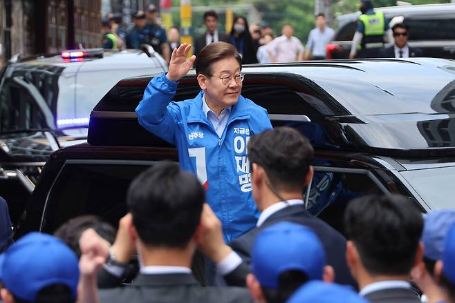 이재명 더불어민주당 대선 후보가 21일 인천광역시 남동구 구월 로데오광장에서 열린 유세에서 시민들에게 인사하고 있다. ⓒ연합뉴스