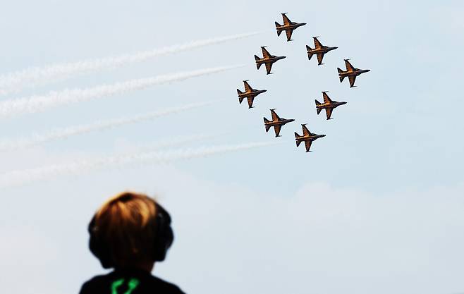 5월11일 경기 평택시 주한미공군 오산기지에서 열린 '오산 에어 파워데이 2025'에서 공군 특수비행팀 블랙이글스가 에어쇼를 선보이고 있다. ⓒ연합뉴스