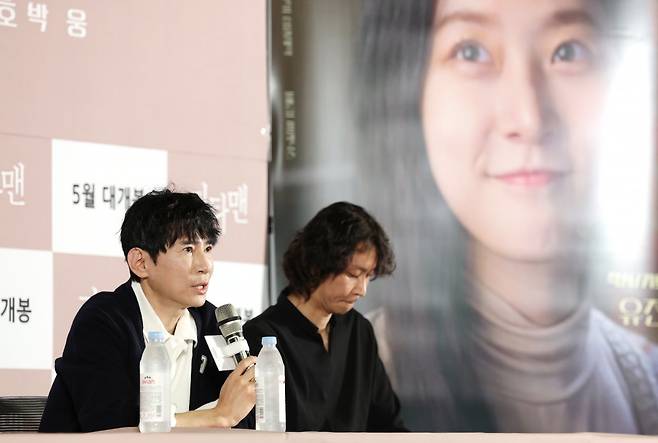 (서울=뉴스1) 권현진 기자 = 공동 연출을 맡은 이선정, 김종면 감독(오른쪽)이 21일 서울 송파구 롯데시네마 롯데월드타워점에서 열린 고(故) 김새론 배우의 유작인 영화 ‘기타맨’ 언론 시사회에서 인사말을 하고 있다.. 오는 30일 개봉을 확정한 ‘기타맨’은 고된 현실 속에서도 음악과 인연을 통해 희망을 찾으려는 천재 기타리스트의 상실과 사랑, 여정을 그린 음악 영화다. 2025.5.21/뉴스1