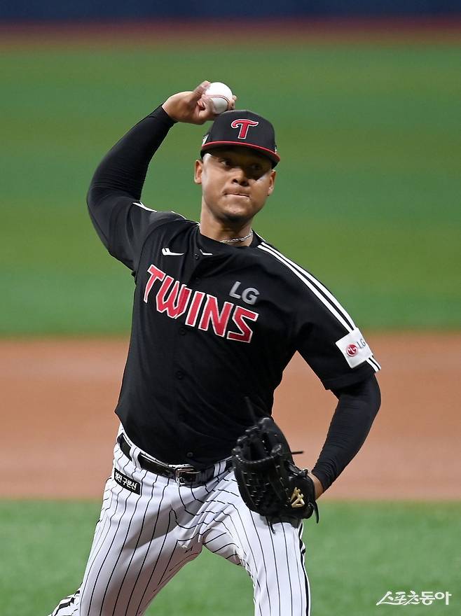 LG 외국인투수 엘리에이저 에르난데스가 20일 퓨처스리그 이천 NC전에서 2이닝 1실점으로 실전 감각을 조율했다. 염경엽 LG 감독은 등판 이튿날에도 몸 상태에 문제가 없다고 밝혔다. 스포츠동아DB