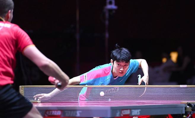탁구국가대표팀 조대성이 21일(한국시간) 루사일스포츠아레나에서 열린 파트리크 프란치스카와 대회 5일째 남자단식 32강전에서 게임스코어 3-4로 패했다. 3게임 도중 비디오 판독으로 서브 리듬이 깨지며 리버스 스윕패를 당했다. 사진제공│대한탁구협회