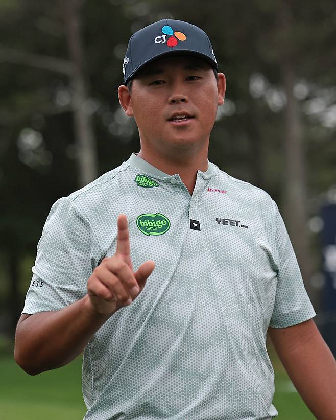김시우가 상승세를 이어가며 PGA  투어 찰스 슈와브 챌린지에서 시즌 첫승을 노린다. 지난주 PGA 챔피언십 2라운드에서 홀인원을 기념하는 포즈를 취하고 있다. ｜게티이미지