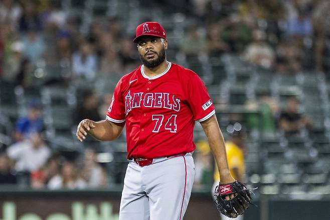 LA 에인절스 마무리 켄리 잰슨이 21일 애슬레틱스전에서 세이브를 기록한 뒤 걸어가고 있다. AP연합뉴스