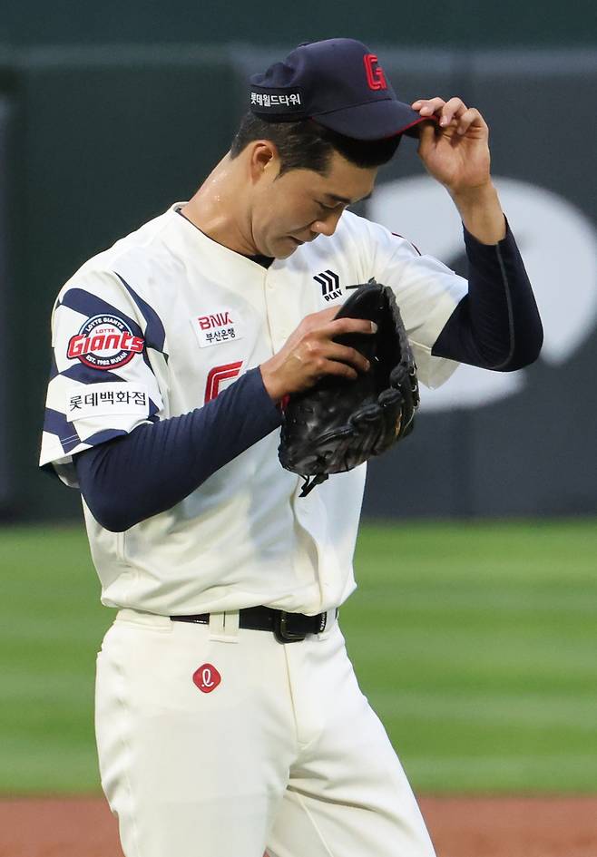 지난 20일 사직 LG전에서 선발 등판한 롯데 윤성빈. 연합뉴스