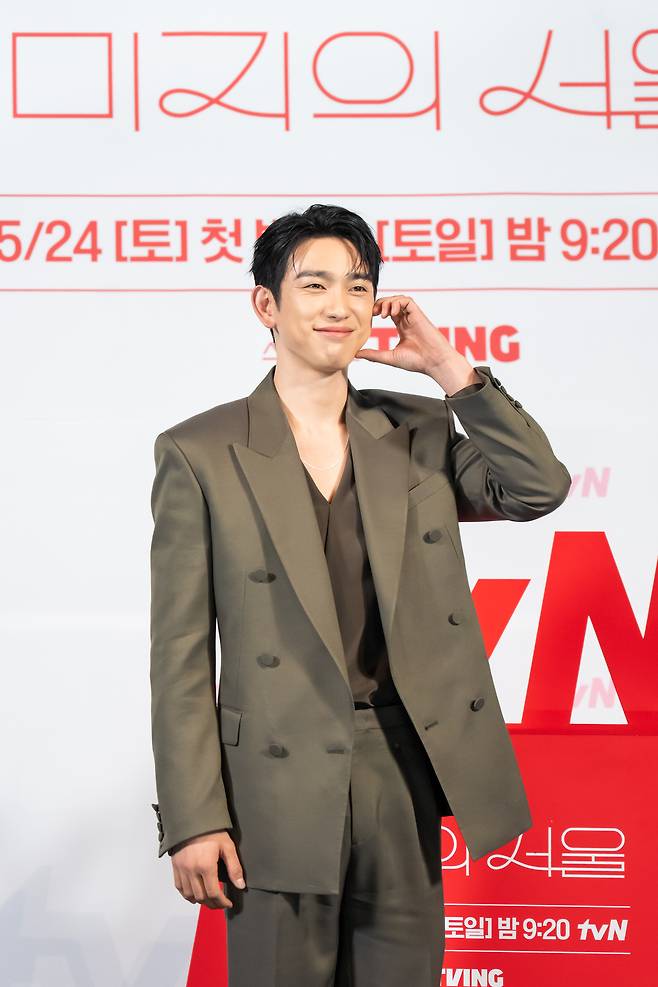 배우 박진영이 21일 오후 서울 영등포구 타임스퀘어 CGV 영등포에서 열린 tvN 새 주말극 ‘미지의 서울’ 제작발표회에 참석해 포즈를 취하고 있다. 사진 tvN