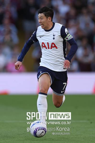 영국 공영방송 ‘BBC’는 “손흥민이 유럽축구연맹(UEFA) 유로파리그에서 선발로 뛰게 될까”라고 전망하면서 “포스테코글루 감독은 경기 하루 전 공식 훈련에서 브레넌 존슨과 도미닉 솔란케의 뒤에서 넘버 10 역할을 맡은 윌슨 오도베르와 함께 스리톱 전술을 가동했다. 손흥민이 선발 출전할 것으로 보인다”라고 보도했다.&nbsp;손흥민은 프리미어리그 36라운드 크리스탈 팰리스와의 홈 경기에서 부상 복귀전을 치르기 전까지 약 한 달간 발 부상으로 결장했다. 37라운드 애스턴 빌라 원정길에서 풀타임을 뛰었지만 현지에서는 반신반의였다. 하지만 공식 훈련에서 스리톱 중 일부로 뛰면서 선발 가능성을 높였고 포스테코글루 감독도 기자회견에서 손흥민 출전을 암시했다