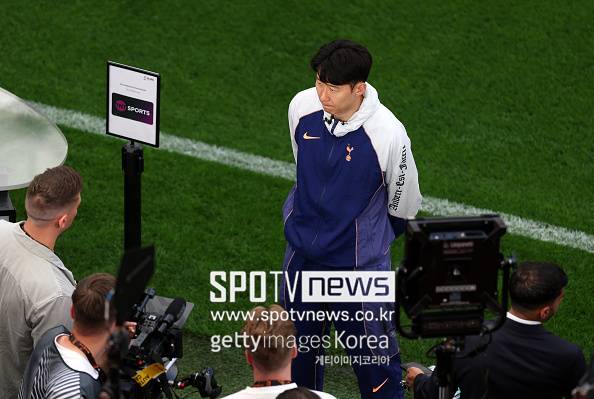 영국 공영방송 ‘BBC’는 “손흥민이 유럽축구연맹(UEFA) 유로파리그에서 선발로 뛰게 될까”라고 전망하면서 “포스테코글루 감독은 경기 하루 전 공식 훈련에서 브레넌 존슨과 도미닉 솔란케의 뒤에서 넘버 10 역할을 맡은 윌슨 오도베르와 함께 스리톱 전술을 가동했다. 손흥민이 선발 출전할 것으로 보인다”라고 보도했다.&nbsp;손흥민은 프리미어리그 36라운드 크리스탈 팰리스와의 홈 경기에서 부상 복귀전을 치르기 전까지 약 한 달간 발 부상으로 결장했다. 37라운드 애스턴 빌라 원정길에서 풀타임을 뛰었지만 현지에서는 반신반의였다. 하지만 공식 훈련에서 스리톱 중 일부로 뛰면서 선발 가능성을 높였고 포스테코글루 감독도 기자회견에서 손흥민 출전을 암시했다