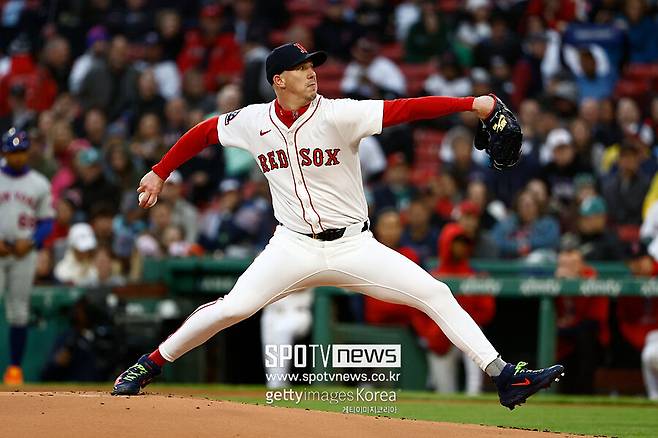 ▲ 보스턴 레드삭스 우완투수 워커 뷸러가 뉴욕 메츠전에 등판해 투구하고 있다.