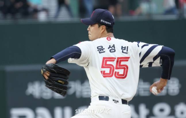 롯데 윤성빈이 20일 사직 LG전에서 투구하고 있다. /사진=김진경 대기자