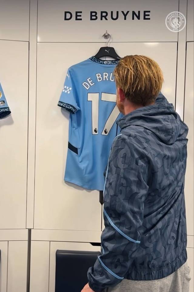 경기 전 라커룸에 걸린 자신의 유니폼을 바라보는 케빈 더 브라위너. /사진=맨시티 SNS