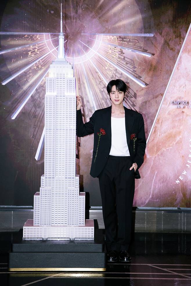 "아미♥ 모든 게 가능" 방탄소년단 진 'Echo'로 물든 뉴욕 엠파이어 스테이트 빌딩