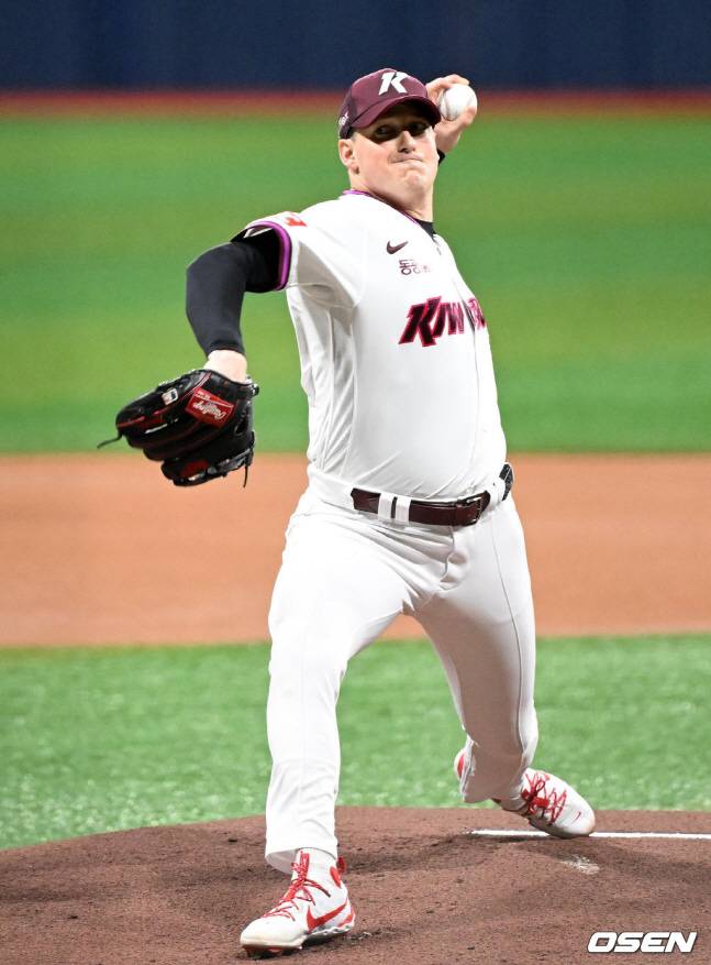 키움 로젠버그가 20일 삼성전에서 역투를 펼치고 있다.