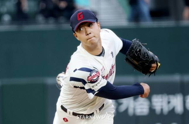 롯데 윤성빈이 20일 사직 LG전에서 투구하고 있다. /사진=김진경 대기자