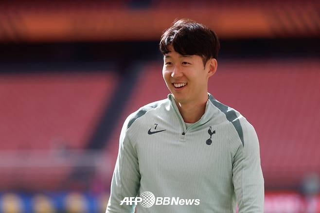 토트넘 손흥민이 20일(현지시간) 스페인 빌바오에서 진행된 맨체스터 유나이티드와의 2024~2025 유럽축구연맹(UEFA) 유로파리그 결승전 대비 훈련에 참석해 미소를 짓고 있다. /AFPBBNews=뉴스1