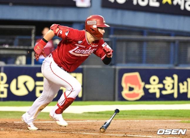 3안타를 친 최지훈.
