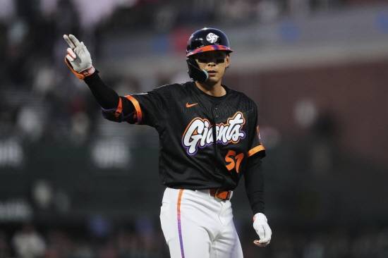 샌프란시스코 자이언츠 외야수 이정후가 두 경기 연속 타점을 기록했다. 샌프란시스코는 21일(한국시간) 미국 캘리포니아주 샌프란시스코의 오라클 파크에서 열린 2025 MLB 정규시즌 캔자스시티 로열스와 홈 경기에서 3-2로 이겼다. 이정후는 이날 3번 타자 중견수로 선발 출전한 뒤 샌프란시스코가 2-1로 앞서고 있던 5회 3번째 타석 무사 1, 3루에서 풀카운트 승부 끝에 상대 선발투수 마이클 로렌젠의 130km/h 커브를 받아쳐 중전 적시타를 때렸다. 그는 이날 4타수 1안타 1타점을 기록했다. 샌프란시스코는 3-2로 이겼다. 연합뉴스