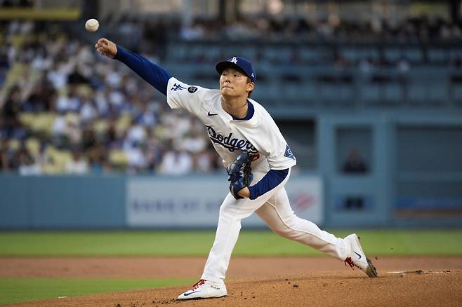 LA 다저스 야마모토 요시노부가 21일 미국 캘리포니아주 로스앤젤레스의 다저스타디움에서 열린 2025 미국프로야구 메이저리그(MLB) 애리조나 다이아몬드백스와의 홈경기에 선발 등판해 7이닝 1피안타 2볼넷 9탈삼진 무실점을 기록했다. AP 연합뉴스