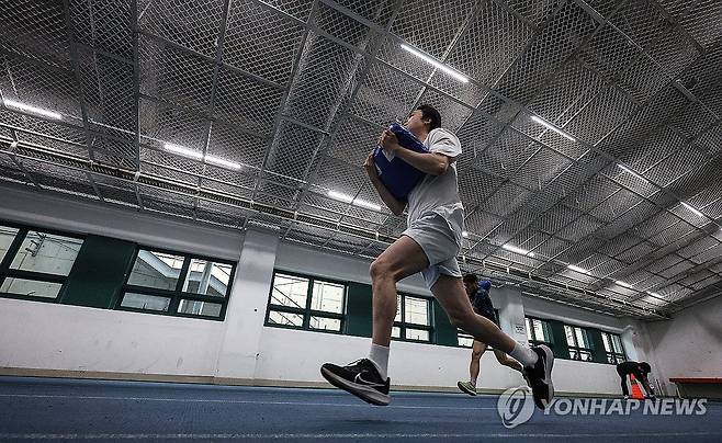 '시민은 내가 지킨다'…대구시 재난안전기동대 채용 체력검정 (대구=연합뉴스) 윤관식 기자 = 20일 대구스타디움에서 열린 대구시 재난안전기동대 채용 체력 검정에서 한 응시자가 모래주머니 나르기를 하고 있다.
    대구시 재난안전기동대는 전국 지자체 최초로 창설되는 재난 초기 대응 전담 조직으로 최종 15인이 선발된다. 2025.5.20 psik@yna.co.kr
