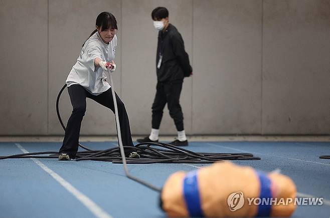 대구시 재난안전기동대 채용 시험…'최선을 다해' (대구=연합뉴스) 윤관식 기자 = 20일 대구스타디움에서 열린 대구시 재난안전기동대 채용 체력 검정에서 한 응시자가 20kg 호스 끌어당기기를 하고 있다.
    대구시 재난안전기동대는 전국 지자체 최초로 창설되는 재난 초기 대응 전담 조직으로 최종 15인이 선발된다. 2025.5.20 psik@yna.co.kr
