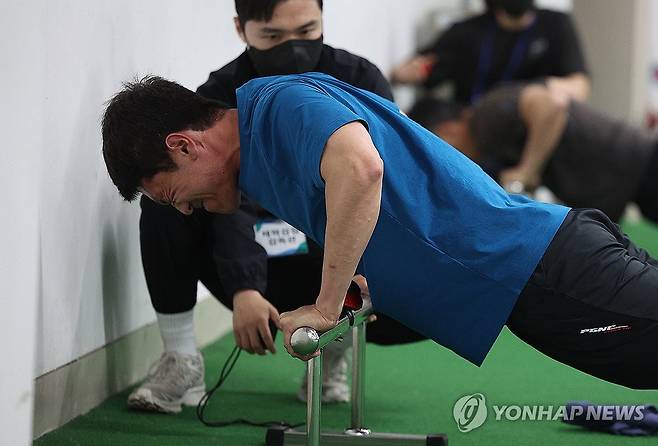 '끝까지' (대구=연합뉴스) 윤관식 기자 = 20일 대구스타디움에서 열린 대구시 재난안전기동대 채용 체력 검정에서 한 응시자가 팔굽혀펴기하고 있다. 
    대구시 재난안전기동대는 전국 지자체 최초로 창설되는 재난 초기 대응 전담 조직으로 최종 15인이 선발된다. 2025.5.20 psik@yna.co.kr