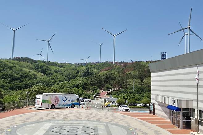 이재민을 위해 대기 중인 포항의료원 진료버스 [촬영 손대성]