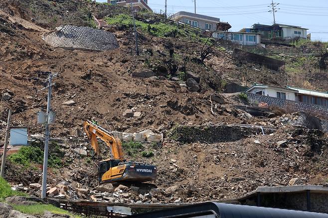 영덕군 영덕읍 석리 산불 피해 주택 철거 현장 [촬영 손대성]