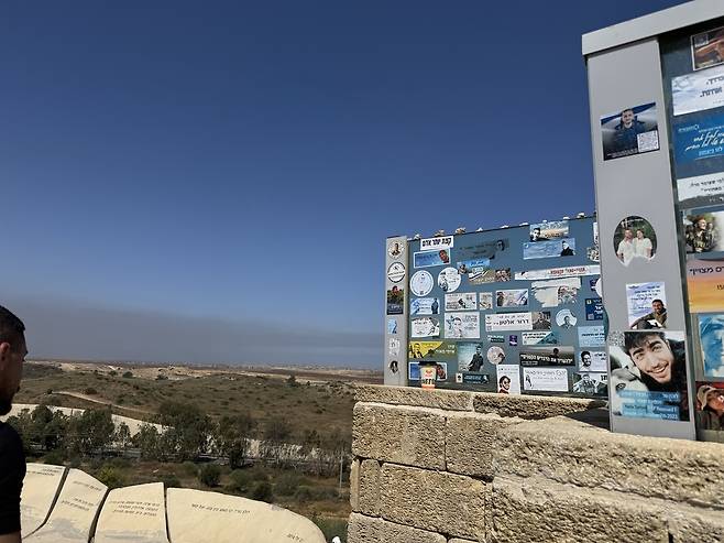 가자지구 내려다 보이는 기바트 코비 전망대 (스데로트=연합뉴스) 임지우 기자 = 20일(현지시간) 이스라엘 스데로트의 기바트 코비 전망대에서 내려다 본 가자지구 모습과 인질 스티커들. 2025.05.21