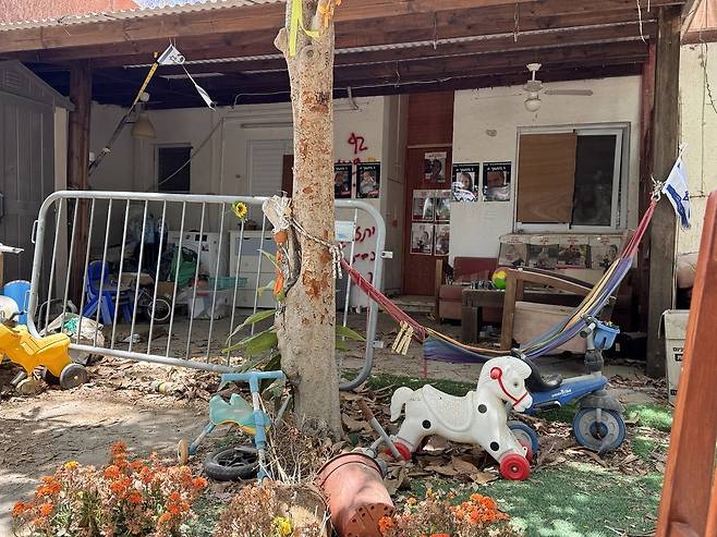 니르 오즈 키부츠의 가정 (니르 오즈=연합뉴스) 임지우 기자 = 20일(현지시간) 이스라엘 남부 니르 오즈 키부츠에 보존된 하마스 공격 피해 가정 모습. 2025. 05.21