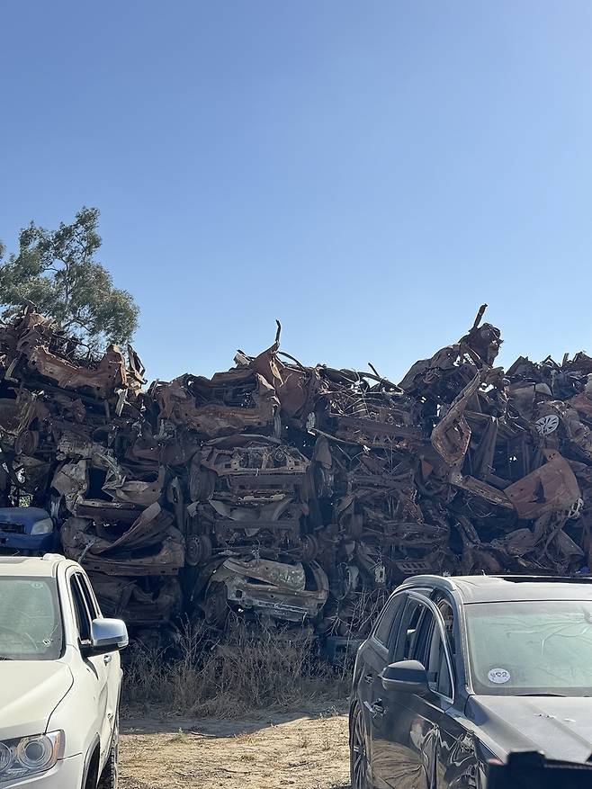 하마스 공격으로 파괴된 차량들 (스데로트=연합뉴스) 임지우 기자 = 20일(현지시간) 이스라엘 남부 테쿠마 차량 묘지에 쌓여있는 파괴된 차량들. 2025.05.21