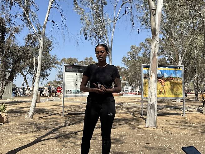 노바 음악축제 생존자 (스데로트=연합뉴스) 임지우 기자 = 20일(현지시간) 2023년 10월 7일 하마스 공격에서 생존한 마잘 타자조가 한국 기자단과 대화를 나누고 있다. 2025. 05.21