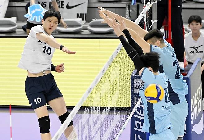 스파이크하는 대한항공의 정지석(왼쪽) [한국배구연맹 제공. 재판매 및 DB 금지]