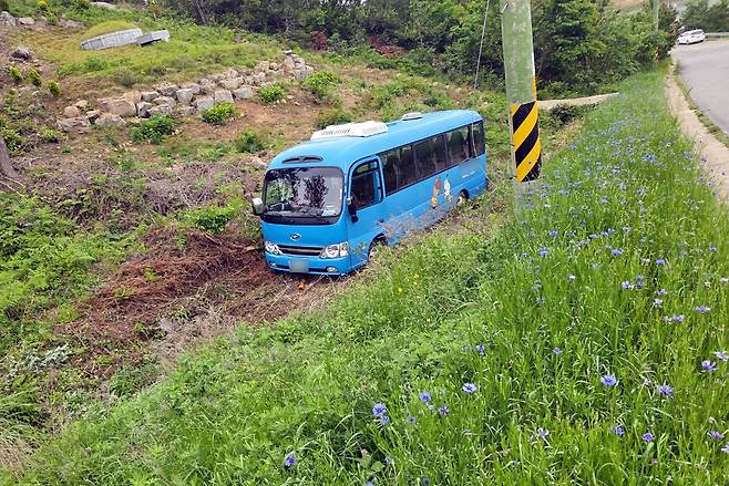 수풀로 미끄러진 버스 [전남 신안소방서 제공. 재판매 및 DB 금지]