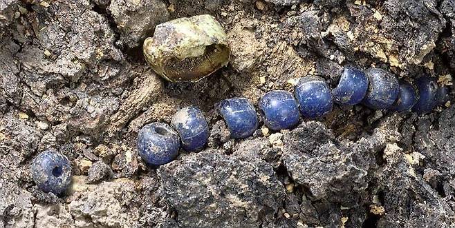 황남동 120-2호 무덤서 발견된 치아와 목걸이  [국가유산청 제공. 재판매 및 DB 금지]