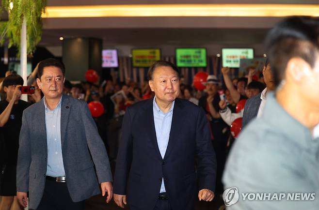 영화관 찾은 윤석열 전 대통령 (서울=연합뉴스) 김도훈 기자 = 윤석열 전 대통령이 21일 서울 메가박스 동대문에서 이영돈 PD가 제작한 다큐멘터리 영화 '부정선거, 신의 작품인가'를 관람하기 위해 상영관으로 향하고 있다. 2025.5.21 superdoo82@yna.co.kr