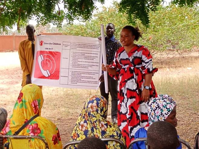 부르키나파소 주민들에게 수혜자 대상 피드백 처리 서비스 설명하는 세이브더칠드런 [코이카 제공. 재판매 및 DB 금지]