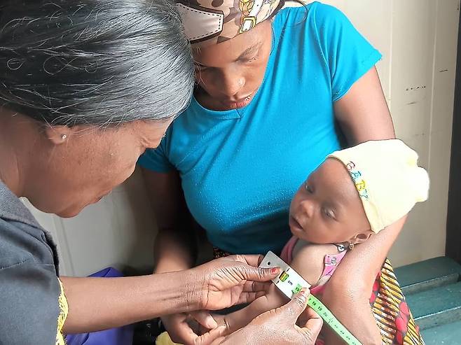 팔뚝 굵기 재는 잠비아 아기 엘리아나 파리 [코이카 제공. 재판매 및 DB 금지]