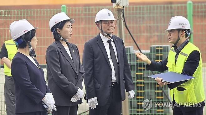 세월호 선체 설명 듣는 김혜경 여사 (목포=연합뉴스) 더불어민주당 이재명 대선 후보의 부인인 김혜경 여사(왼쪽 두번째)가 21일 오전 전남 목포신항을 찾아 세월호 선체에 관해 설명을 듣고 있다. 2025.5.21 [독자 제공.재판매 및 DB금지] minu21@yna.co.kr