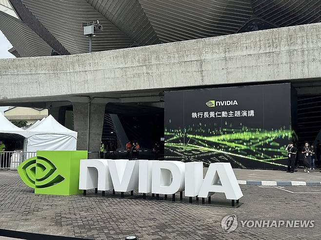 젠슨 황 엔비디아 CEO 기조연설이 열린 타이베이 뮤직센터 (타이베이=연합뉴스) 강태우 기자 = 19일 젠슨 황 엔비디아 최고경영자(CEO) 기조연설이 열리는 타이베이 뮤직센터 현장. 2025.5.19 burning@yna.co.kr