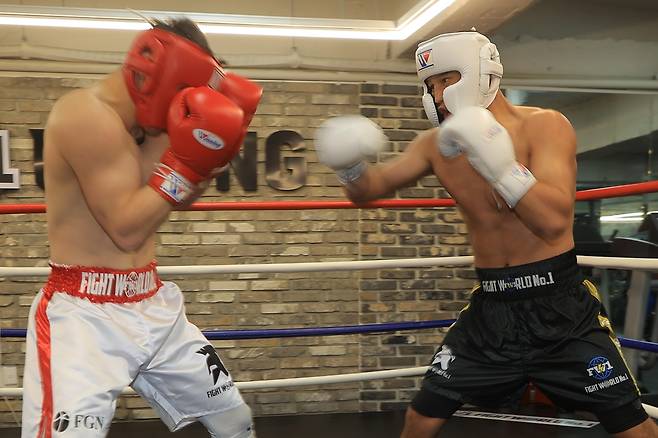 실전 같은 스파링에 한창인 최시로  (서울=연합뉴스) 류효림 기자 = WBA 아시아 챔피언 최시로가 20일 서울 강남구 FW1 복싱클럽에서 연합뉴스와 인터뷰 뒤 훈련하고 있다. 2025.5.20 
 ryousanta@yna.co.kr