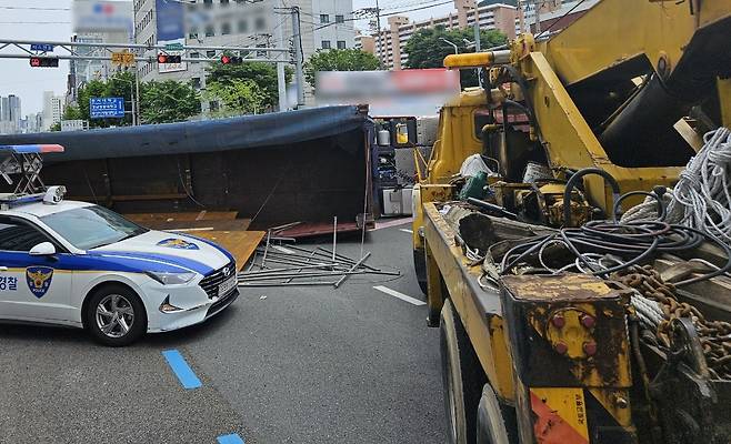 주례교차로 트레일러 전도 [부산 사상경찰서 제공. 재판매 및 DB 금지]