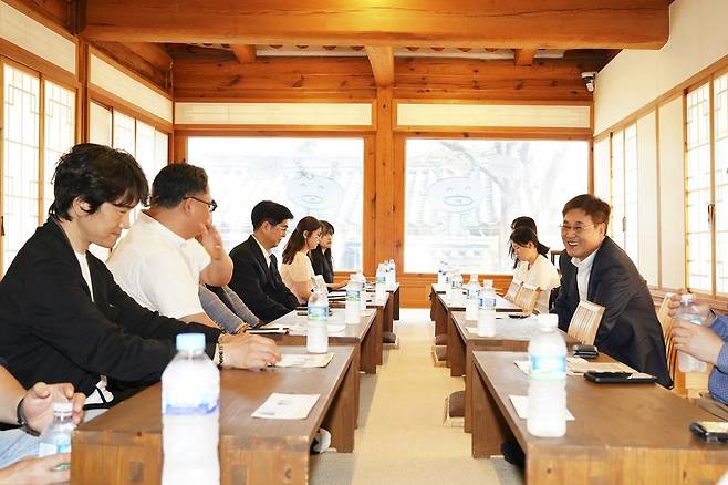 '목조 문화유산 중심지' 종로구, 흰개미 피해 예방 노력 (서울=연합뉴스) 서울 종로구는 정문헌 구청장이 지난 20일 북촌한옥청에서 열린 흰개미 피해 사진전 및 간담회에 참석해 한옥 거주민 보호를 위한 의견을 공유했다고 21일 밝혔다. 2025.5.21 [서울 종로구 제공. 재판매 및 DB 금지]