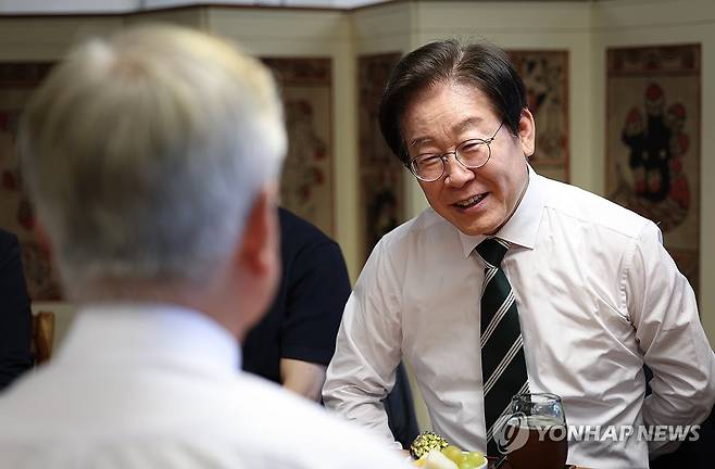 문재인 전 대통령과 대화하는 이재명 대표 (서울=연합뉴스) 더불어민주당 이재명 대표가 8일 오후 경남 양산 평산마을 문재인 전 대통령 사저에서 문 전 대통령과 대화하고 있다. 2024.9.8 [더불어민주당 제공. 재판매 및 DB 금지] utzza@yna.co.kr