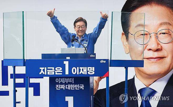 이재명, 양손 엄지척 (인천=연합뉴스) 김주성 기자 = 더불어민주당 이재명 대선 후보가 21일 인천광역시 부평역 북광장에서 열린 집중유세에서 방탄유리 내부에 들어가 엄지를 들어 보이고 있다. 2025.5.21 [공동취재] utzza@yna.co.kr